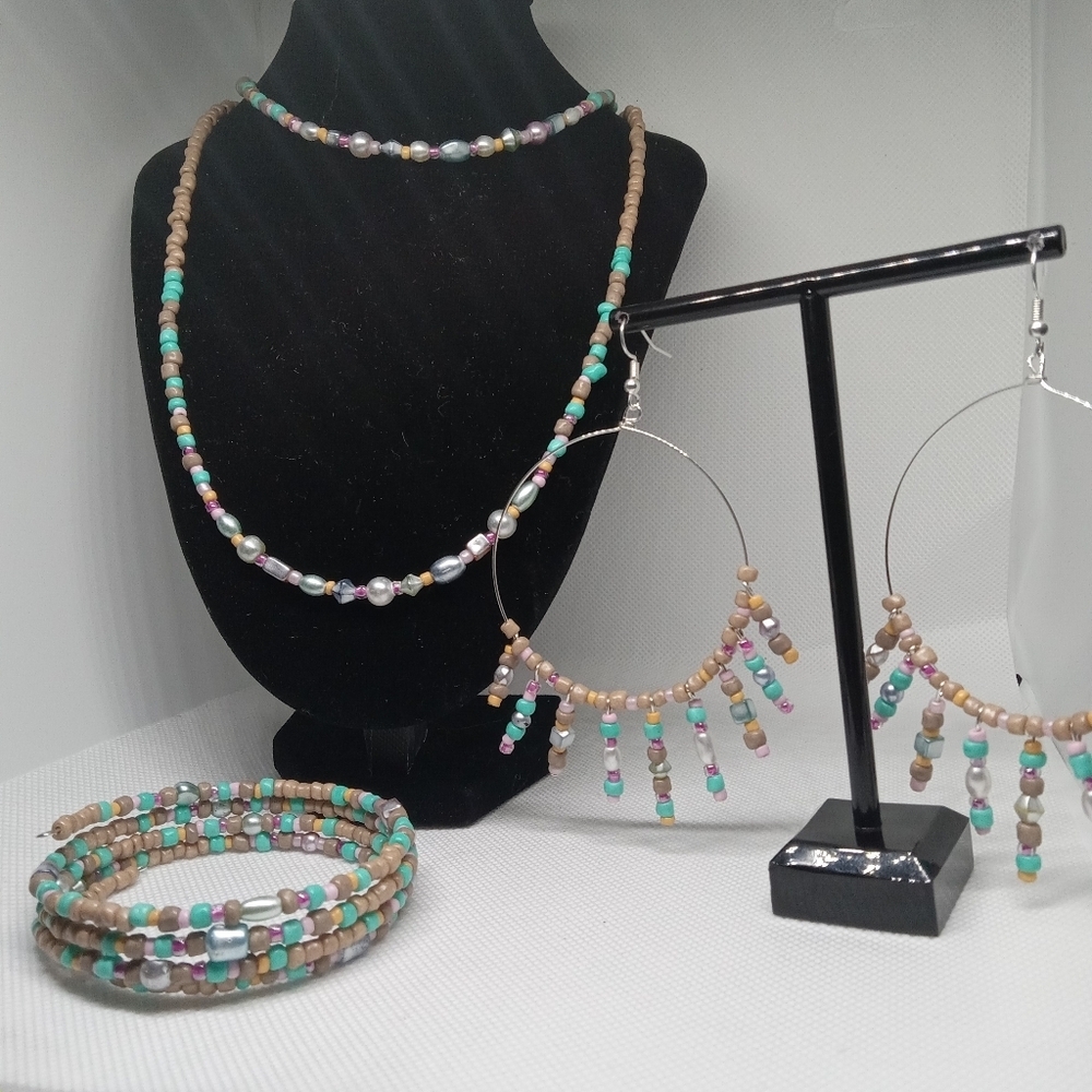 Hand Crafted Turquoise and Tan Beaded Necklace Set - Picture 3 of 16